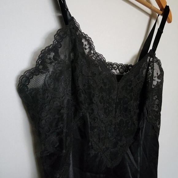 Vintage vanity fair black lace slip nightie - Picture 7 of 8